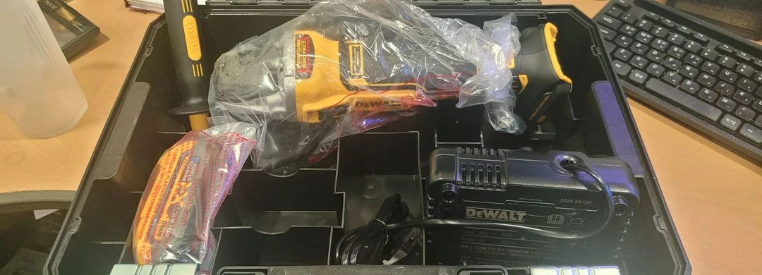 새제품 디월트 DCG4051S1T 충전 그라인더 풀세트입니다 이미지