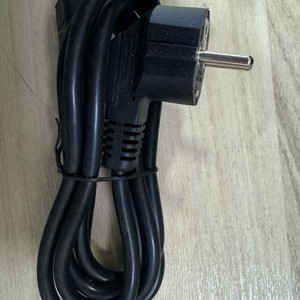 검정색 AC 전원 케이블입니다