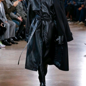 준지 20fw 컬렉션 아수라 레더 트렌치 코트