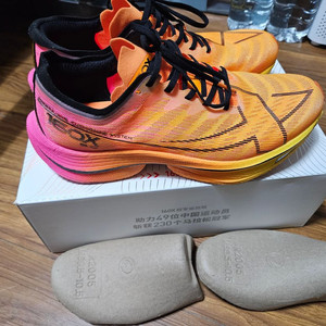 xtep 160x 5.0 카본화 270사이즈 팝니다.(US9.5, EU43사이즈) 이미지