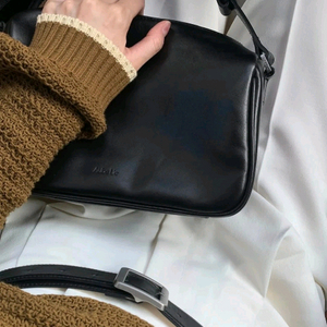 오브유이 레더 숄더백(택있음.소가죽)