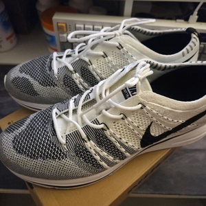 나이키 플라이니트 트레이너 흰검 이미지