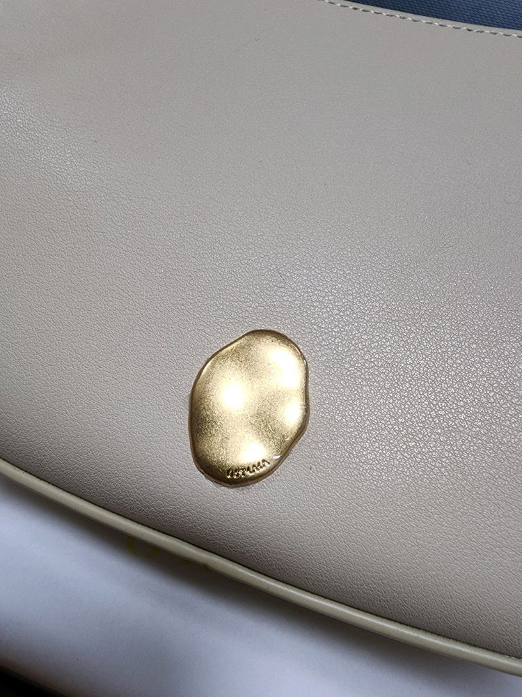 (새상품)오스트카카 크누트 미니 호보 백 미니 숄더 백--3