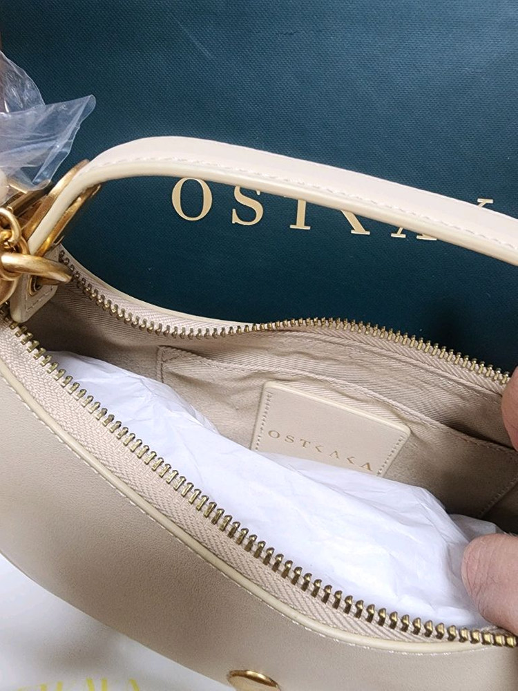 (새상품)오스트카카 크누트 미니 호보 백 미니 숄더 백--4