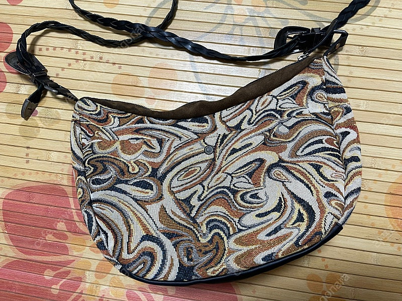 앤더슨벨 유니섹스 스웨이드 자카드 크로스바디 백 aaa310u 이미지