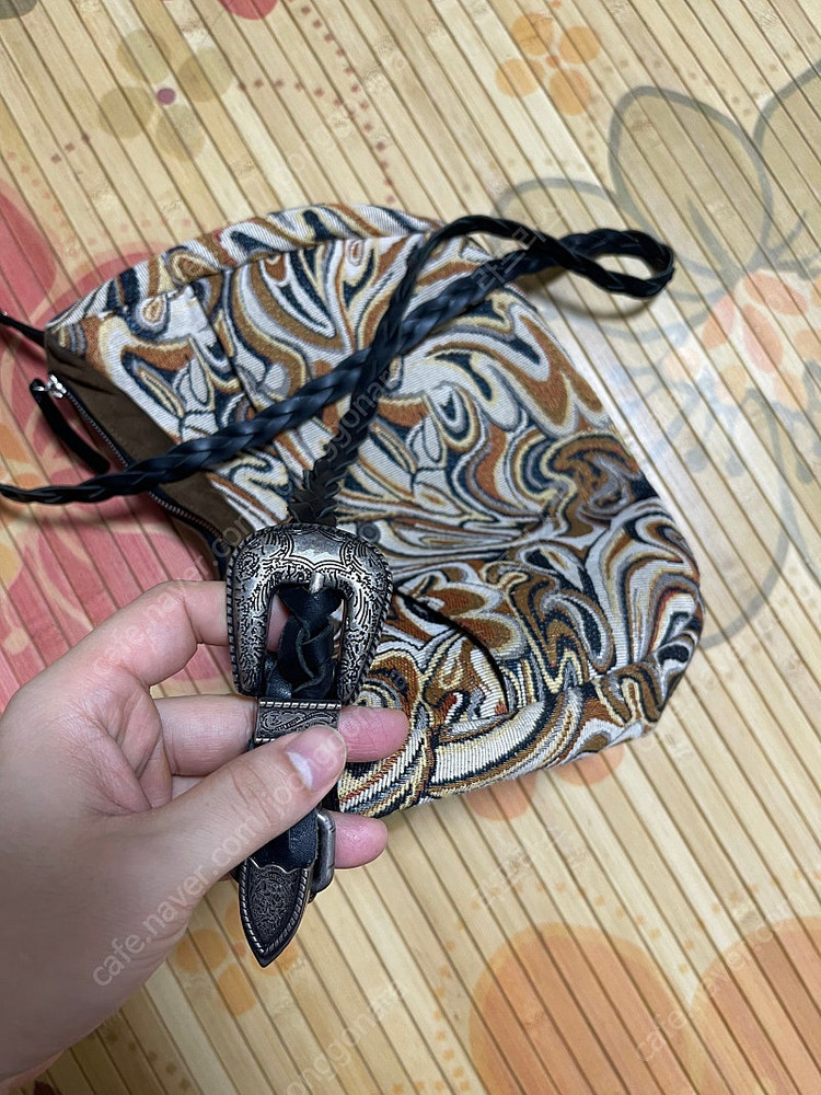 앤더슨벨 유니섹스 스웨이드 자카드 크로스바디 백 aaa310u 이미지