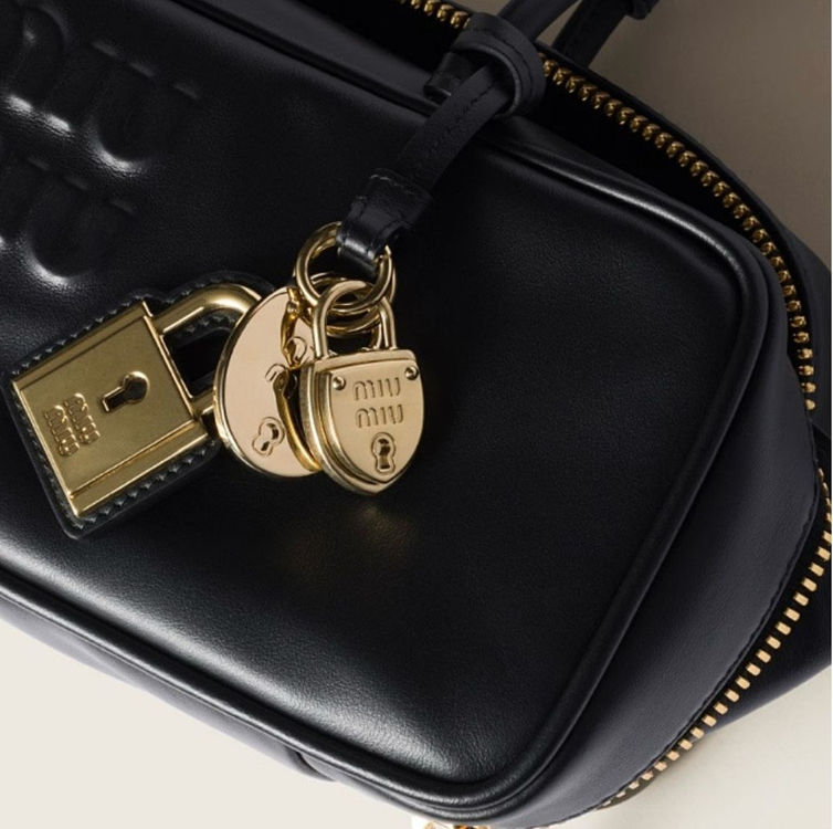 미우미우보백가죽 로고 숄더백--4