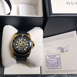 구찌 킹스네이크 골드 다이브 시계