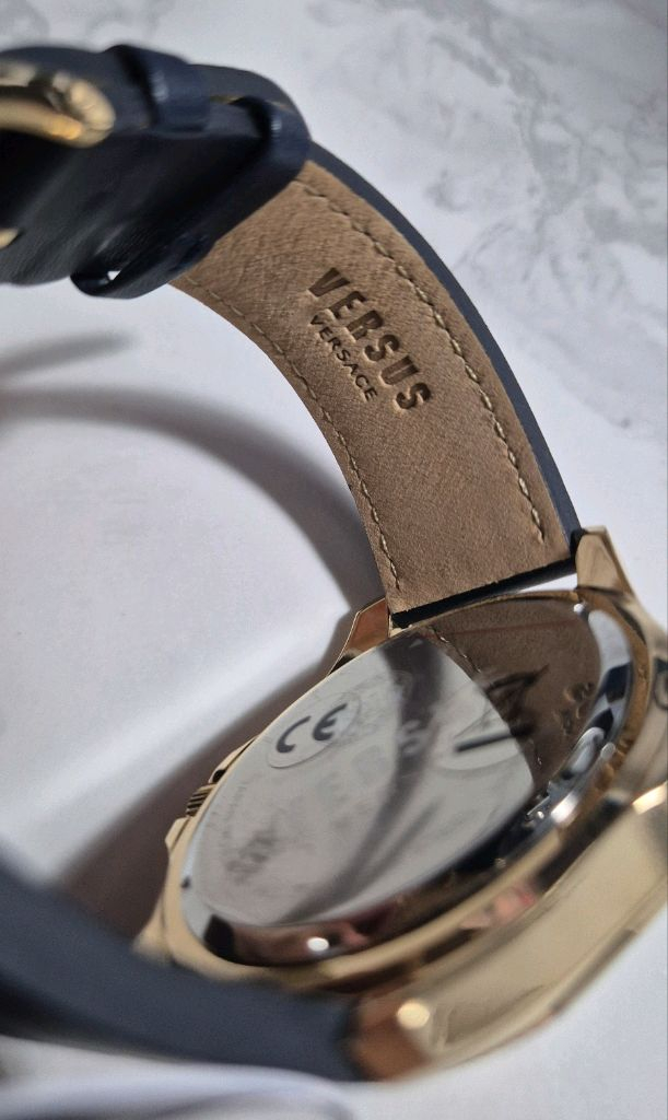 베르사체 남성 금장시계 풀박스 새상품--4