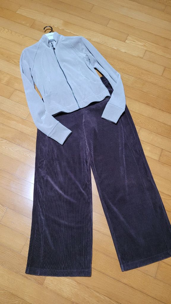 룰루레몬 스쿠바 MR 와이드레그팬츠 벨벳코드 M 사이즈--4