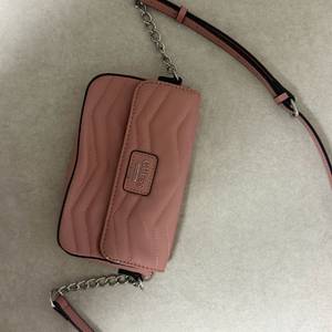 게스 미니 핸드백 핑크