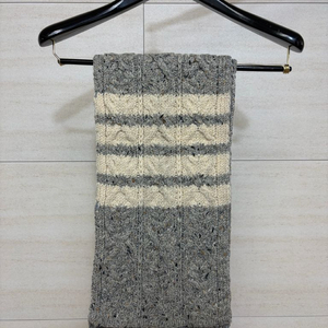 톰브라운 케이블 니트 연회색 머플러