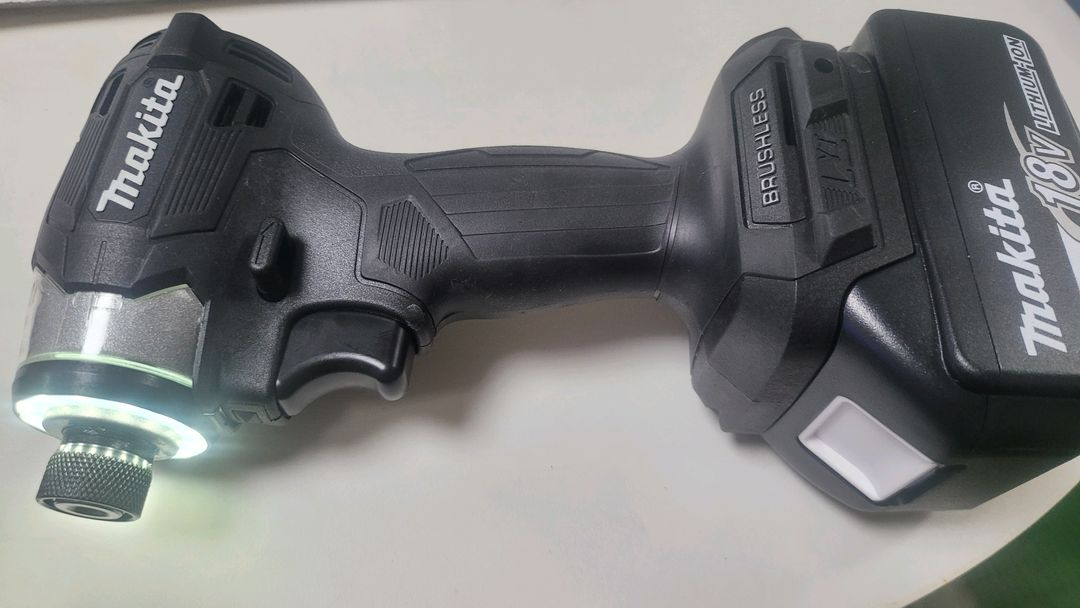 마끼다 임팩드릴 무선 충전드릴 18V 팝니다 이미지