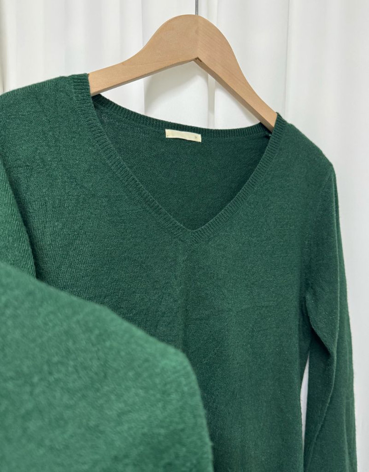 GU 브이넥 그린 니트 이미지