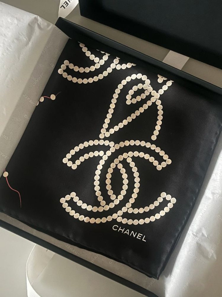 샤넬 카멜리아 실크 진주스카프--2