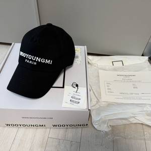 우영미 화이트 자수 로고 볼캡 블랙