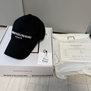 우영미 화이트 자수 로고 볼캡 블랙