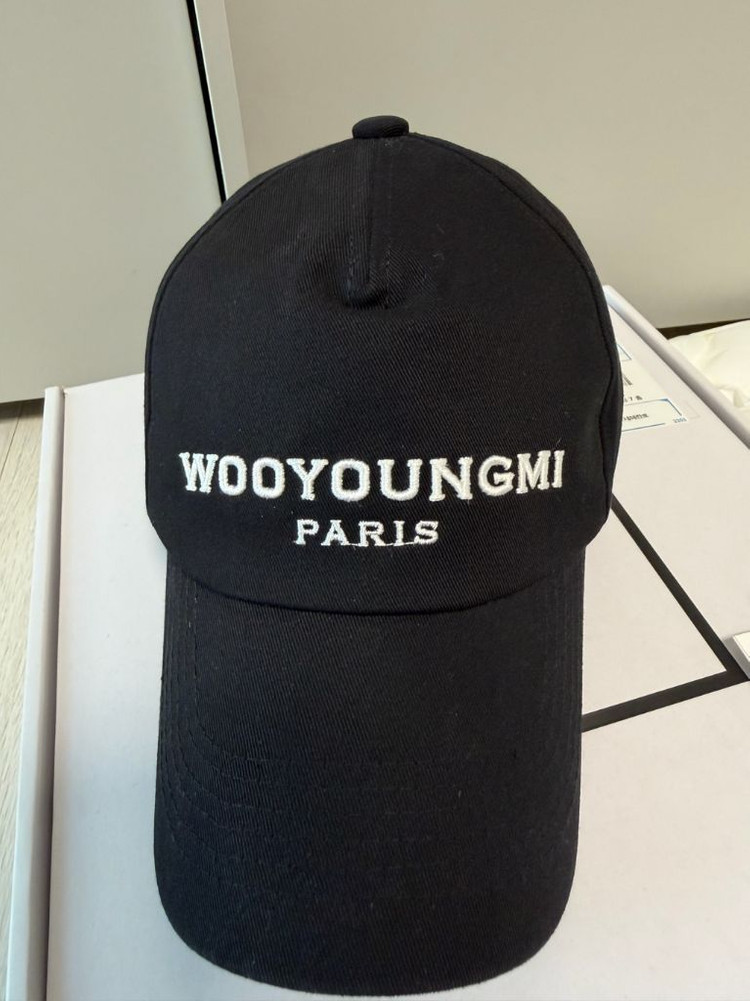 우영미 화이트 자수 로고 볼캡 블랙--1