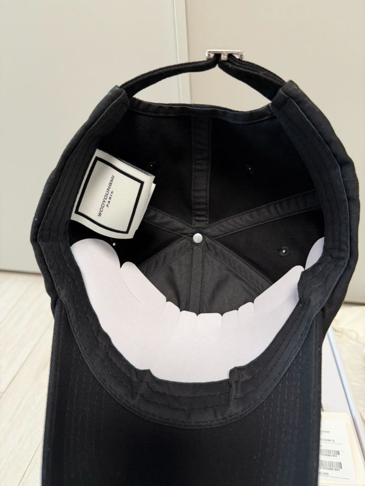 우영미 화이트 자수 로고 볼캡 블랙--2