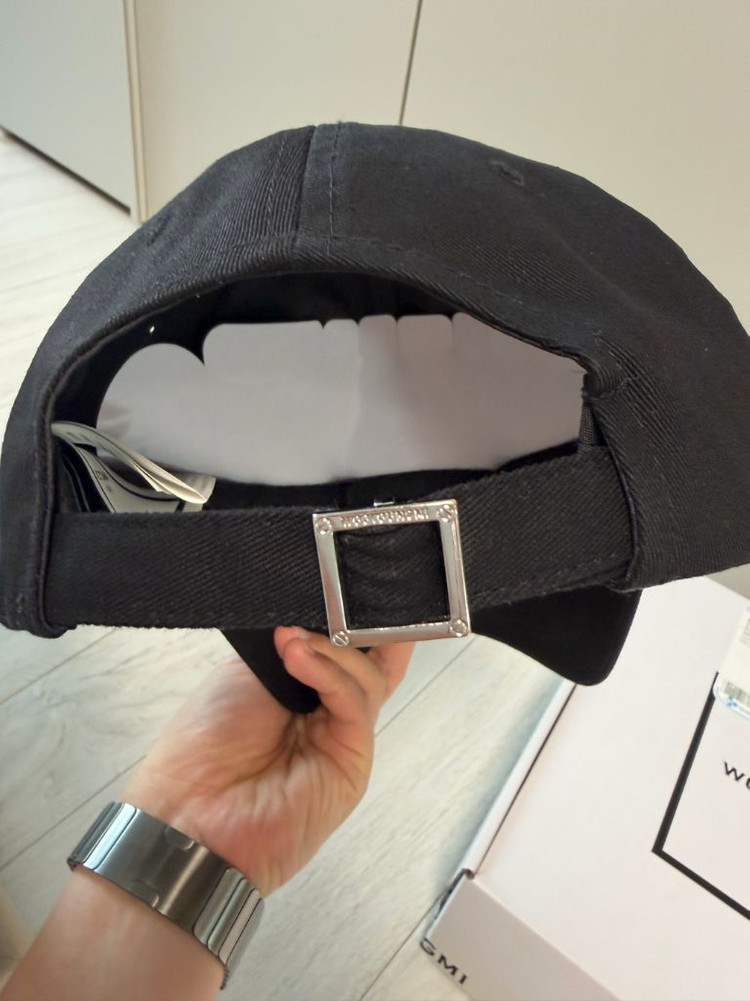 우영미 화이트 자수 로고 볼캡 블랙--3