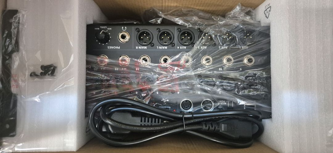 베링거 XR16 판매합니다--1