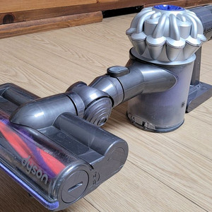 깨끗하게 세척한 다이슨 V6 무선 청소기 본체와 헤드(7분 연속작동) - 개발 판매 가능