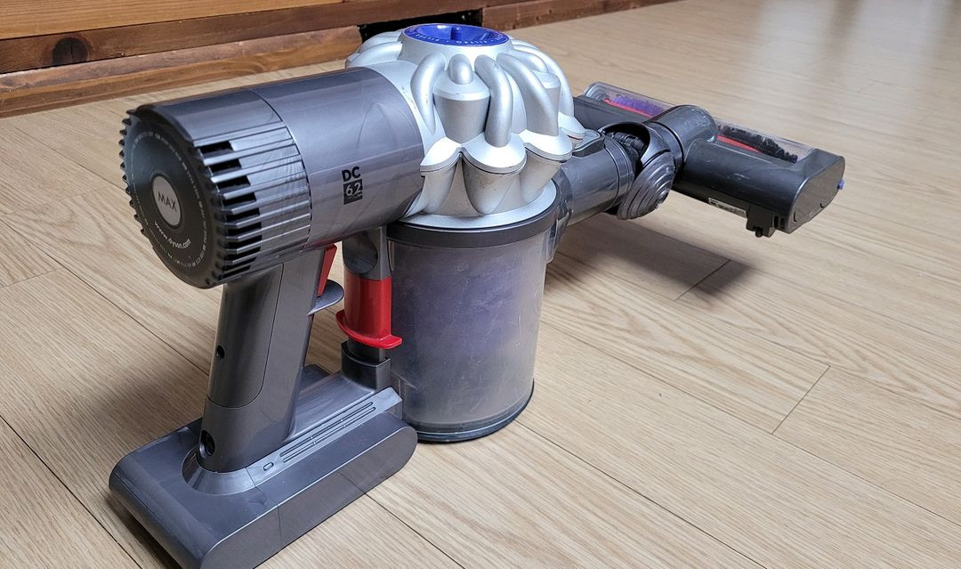 깨끗하게 세척한 다이슨 V6 무선 청소기 본체와 헤드(7분 연속작동) - 개발 판매 가능--1