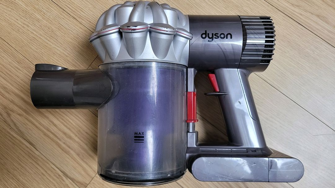 깨끗하게 세척한 다이슨 V6 무선 청소기 본체와 헤드(7분 연속작동) - 개발 판매 가능--3