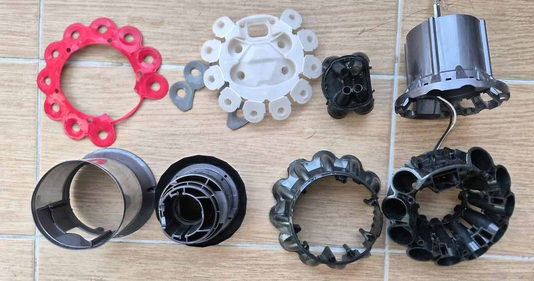 깨끗하게 세척한 다이슨 무선 청소기 V10 풀세트(42분 연속동작)--7