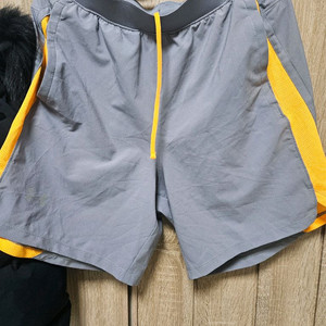언더아머 반바지 그레이/오렌지 운동 반바지 L 팝니다