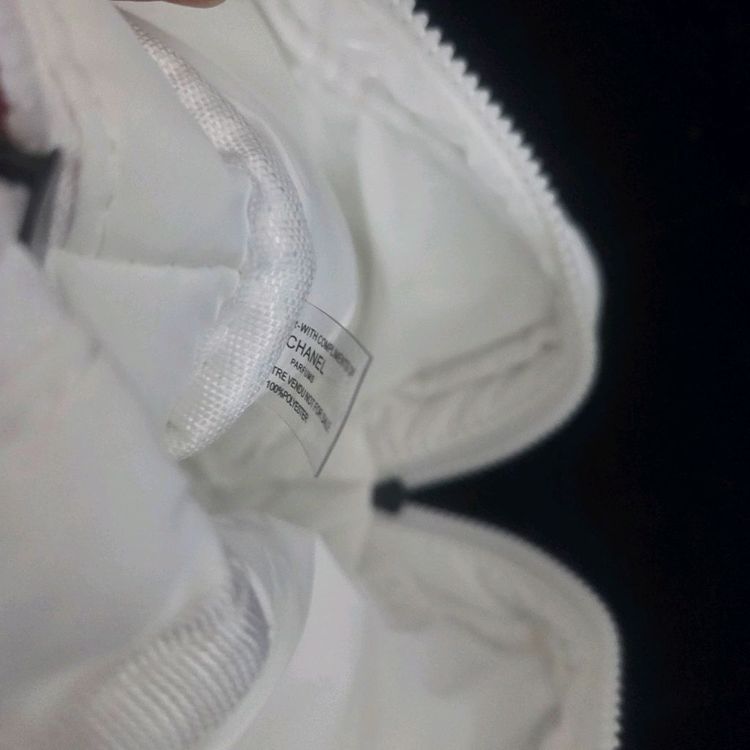 정품 샤넬 뷰티 패딩 파우치 화이트--1