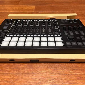 롤랜드 MC-707 groove box