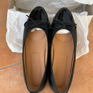 그레이룸 둥근코 플랫 블랙 유광 255사이즈