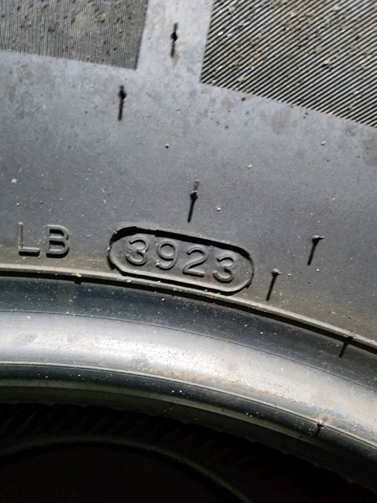 245 70 16 중고타이어 4개--6