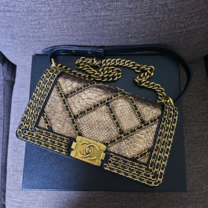 샤넬 파이톤 보이백 미듐