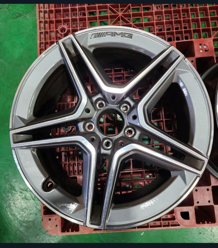 벤츠 E클래스 e250 AMG 18인치 프론트 정품 휠(A2134016300) 2짝 판매합니다.--1