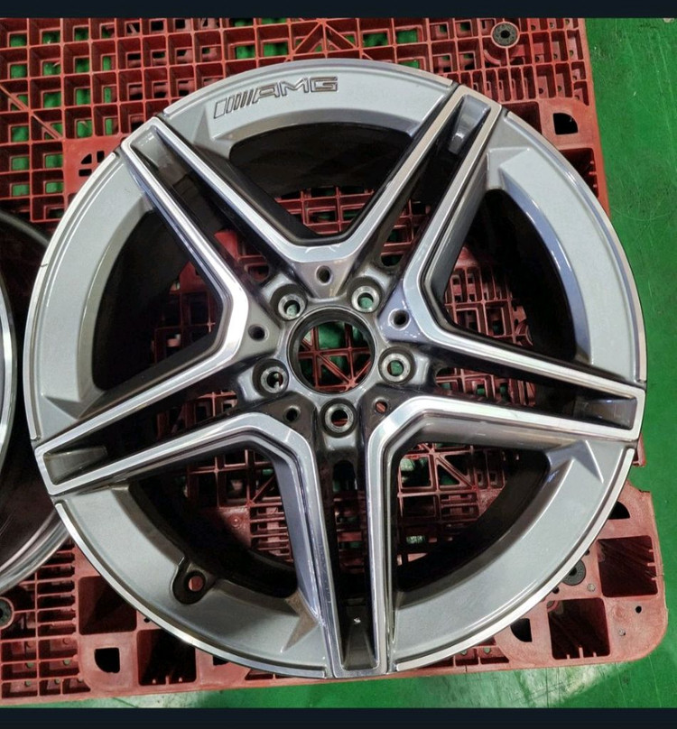벤츠 E클래스 e250 AMG 18인치 프론트 정품 휠(A2134016300) 2짝 판매합니다.--2
