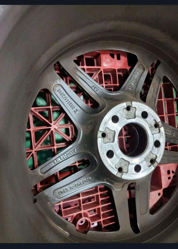 벤츠 E클래스 e250 AMG 18인치 프론트 정품 휠(A2134016300) 2짝 판매합니다.--3