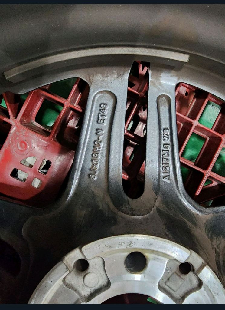 벤츠 E클래스 e250 AMG 18인치 프론트 정품 휠(A2134016300) 2짝 판매합니다.--5