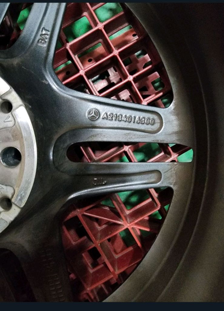 벤츠 E클래스 e250 AMG 18인치 프론트 정품 휠(A2134016300) 2짝 판매합니다.--6