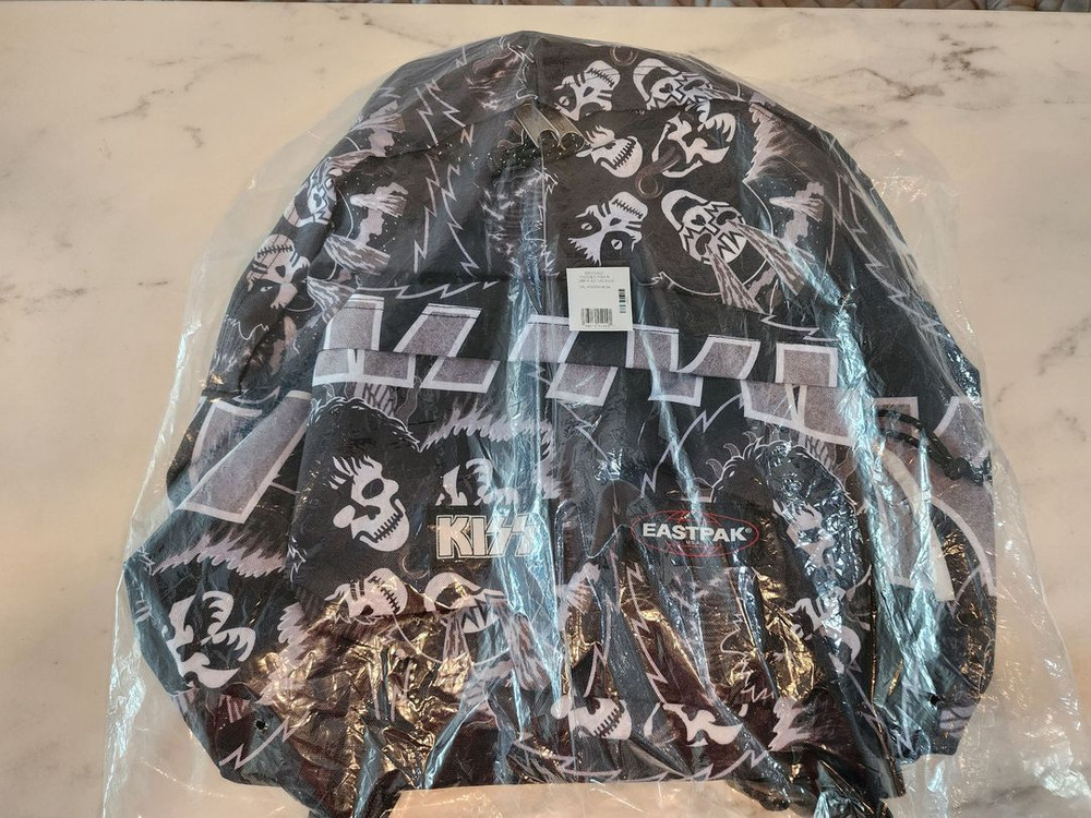 [백팩] 이스트팩 EASTPAK 정품 락밴드 키스 KISS 백팩 패디드파커 (새제품)--2