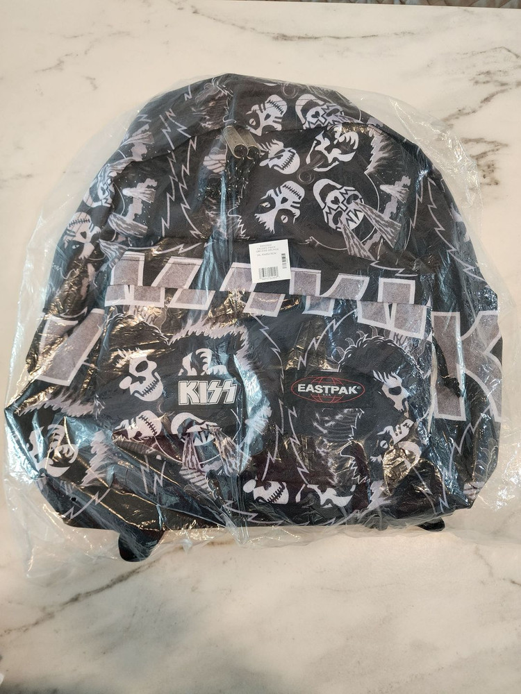 [백팩] 이스트팩 EASTPAK 정품 락밴드 키스 KISS 백팩 패디드파커 (새제품)--1