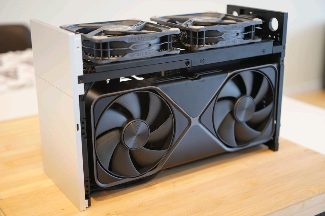 폼디 SFF 라이젠 9950X3D 64GB RAM RTX 5090 FE 게이밍 AI 본체--0