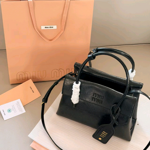 미우미우 블랙 가죽 솔리테어 핸드백
