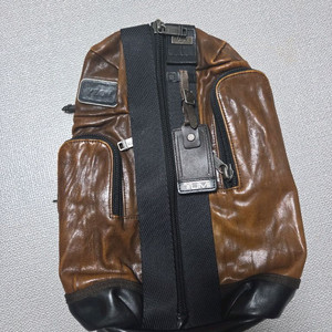 투미 TUMI 슬링백 팝니다