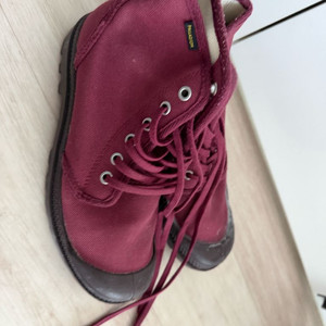 Palladium 팔라디움 팜파 하이 캔버스 부츠 235거의 쓸 것인데 왼쪽은 벌어진 틈에 본들을 조금 붙인 자국이 이미지