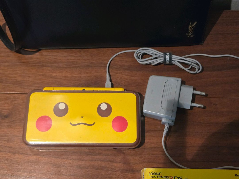 닌텐도 2ds xl 포켓몬 피카츄 에디션 커펌 풀박스 팝니다.--1