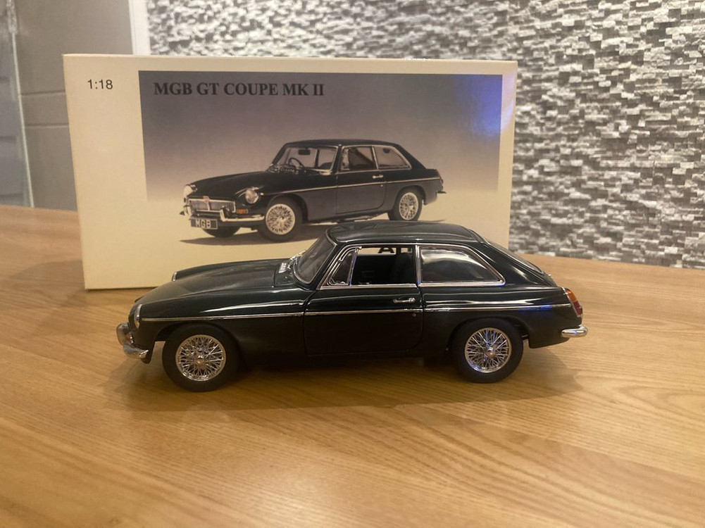 1/18 오토아트 1969mgb gt쿠페 다이캐스트 이미지