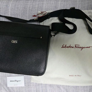 [명품 새제품] 페라가모 간치니 정품 메신저백 팝니다