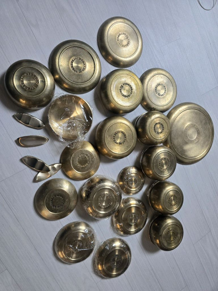 전통 유기그릇 세트 이미지